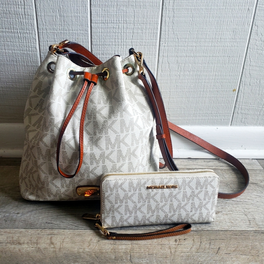 Michael Kors Collection LARGE Drawstring Bucket Tote Handbag w/ LARGE Wristlet!!